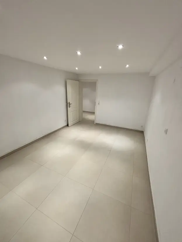 Großzügige Souterrainwohnung mit 3 Zimmern