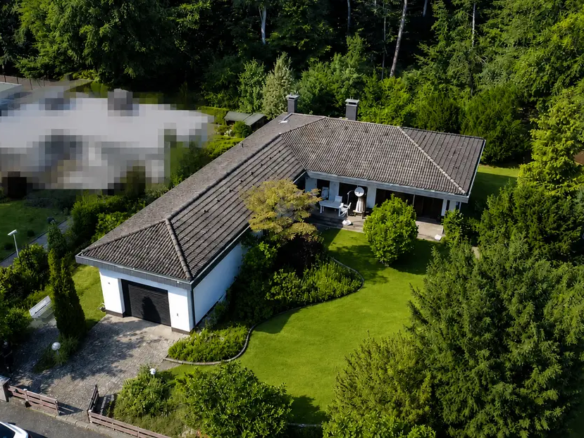 Charmanter Bungalow mit großem Garten in ruhiger Waldrandlage